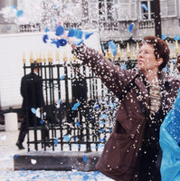 Danièle lance des confettis